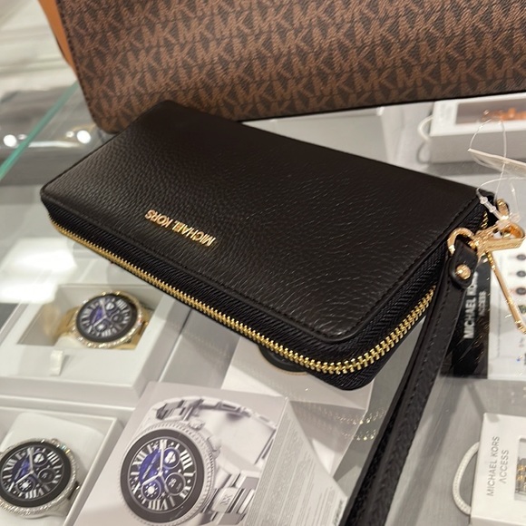 MICHAEL KORS LARGE TRAVEL CONTINENTAL WRISTLET WALLET PHONEHOLDER BLACK /Gold - Picture 11 of 16